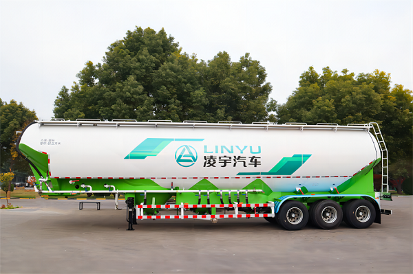 粉粒物料運(yùn)輸車的特點(diǎn)詳解！