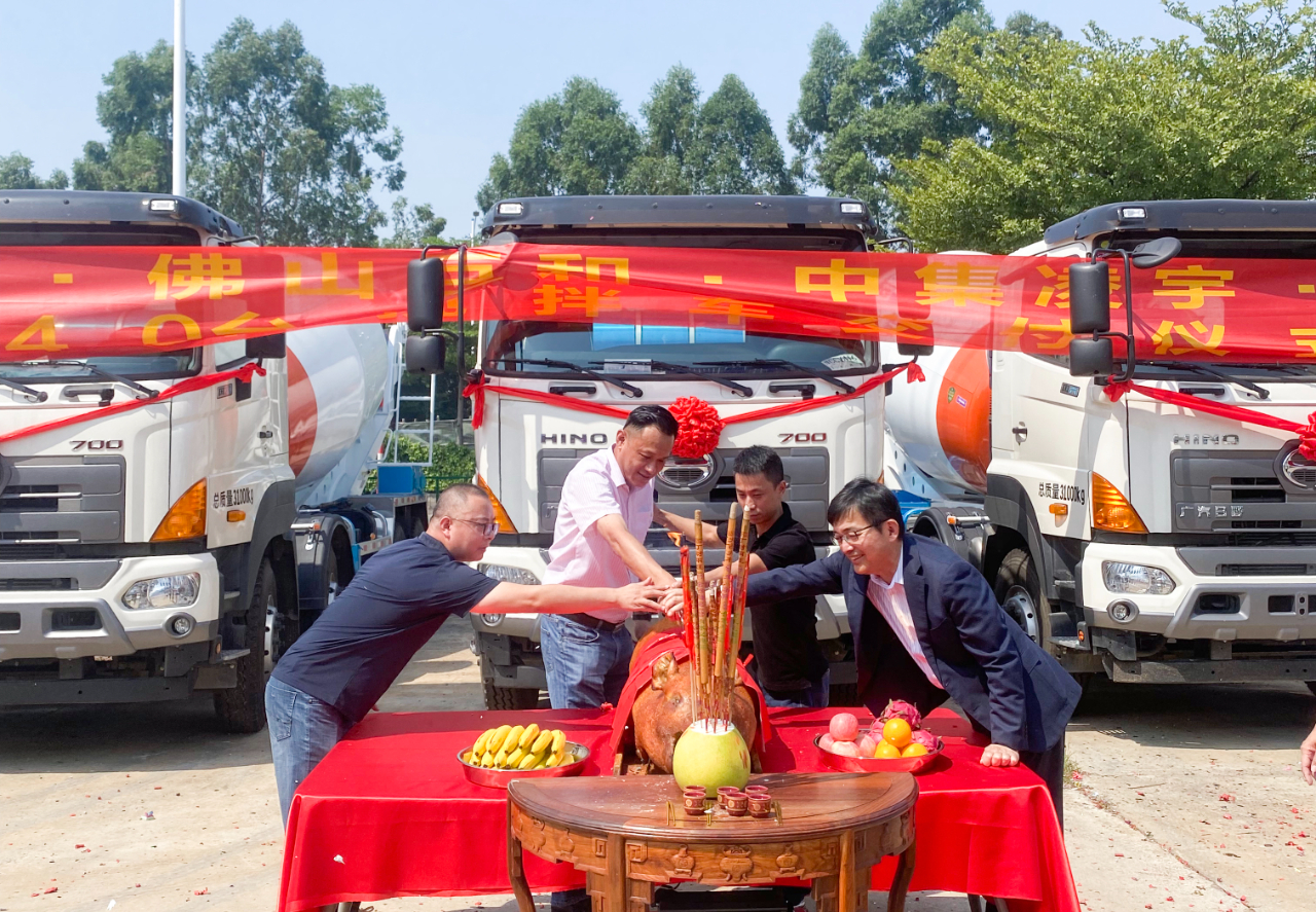 喜氣洋洋共相聚，40臺(tái)凌宇攪拌車交付大客戶！