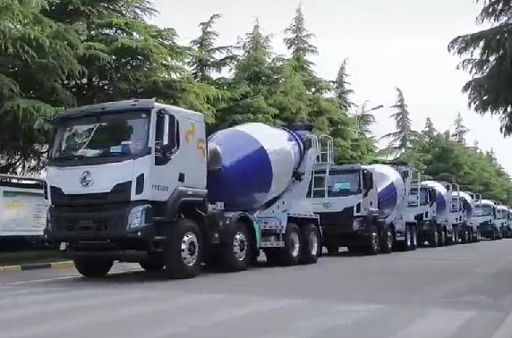 市場如此火爆，一批批新車交付用戶。場面壯觀！